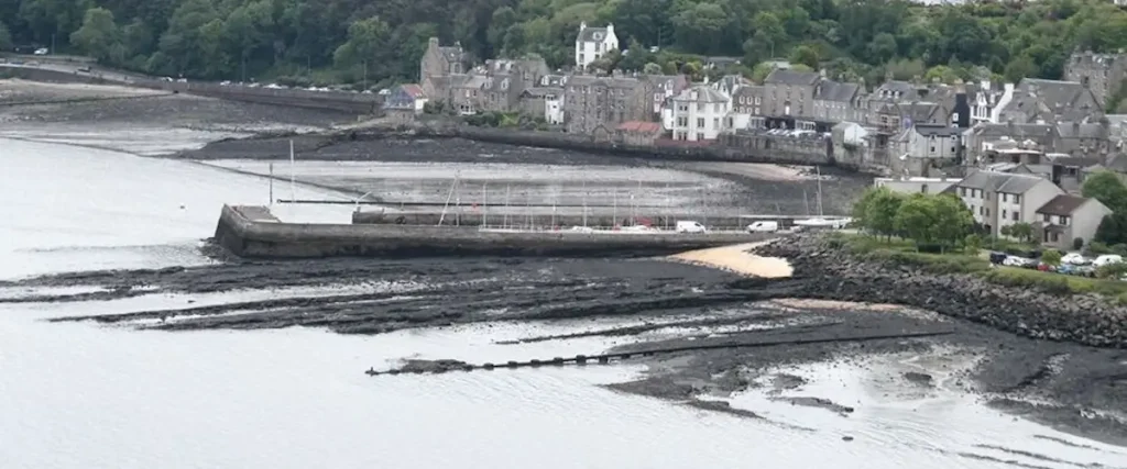 binks rocks at low tide - site of the original Queens Ferry where Queen Margaret organised the ferry