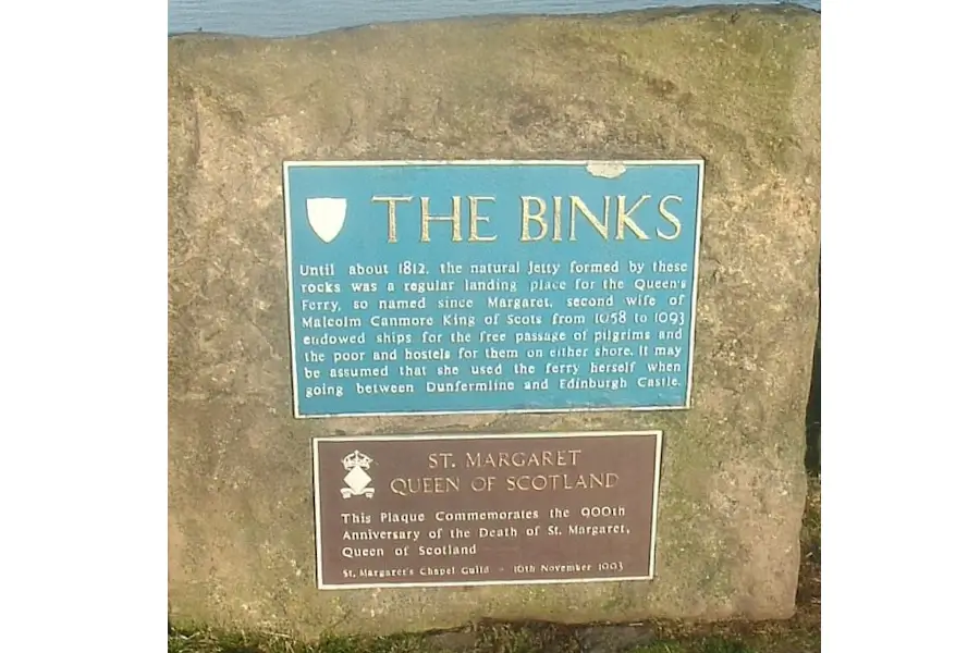 Commemorative plaques at the Binks in South Queensferry marking the historic landing site linked to Queen Margaret and early ferry crossings.
