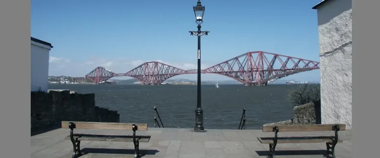 viewpoints in queensferry with benches in foreground and forth bridge spanning the firth of forth in the background