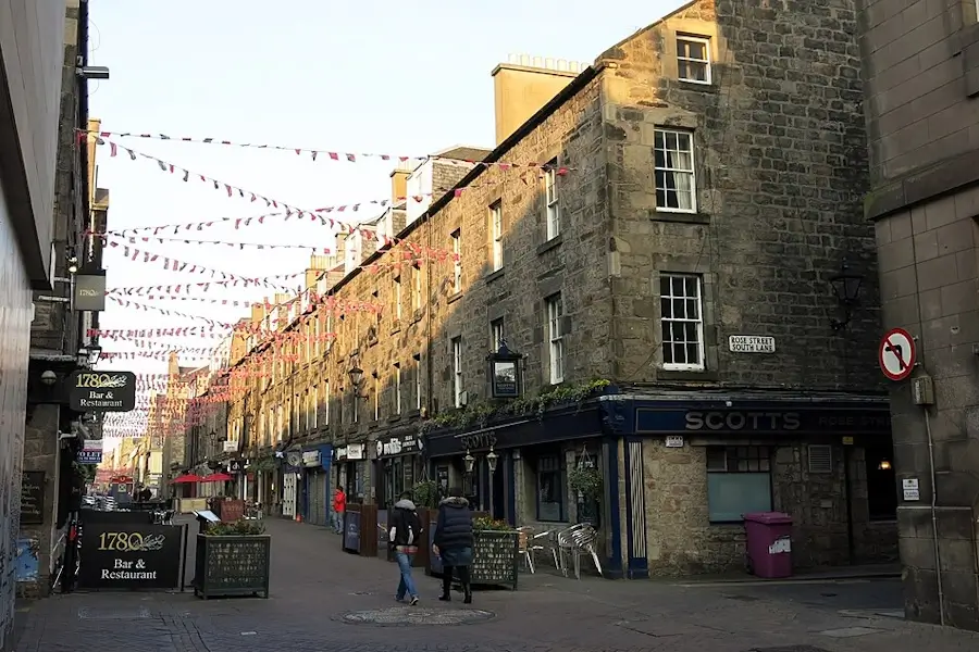 rose street near princess street in edinburgh new town showing rows of tenament buildings and pubs