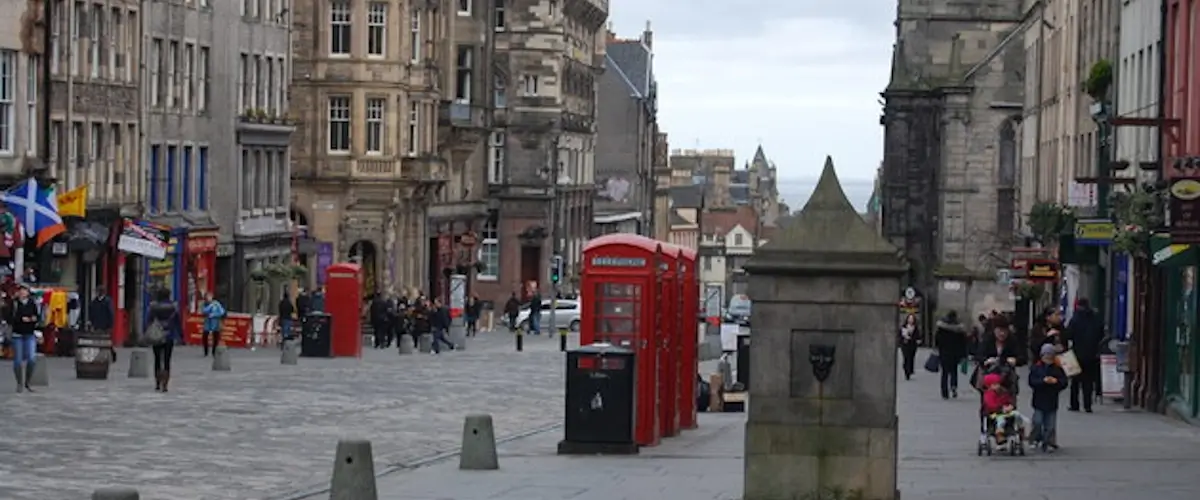 Royal Mile in Edinburgh Old Town with St Giles’ Cathedral and red telephone boxes, a short walk from the cruise bus drop-off for visitors arriving from South Queensferry.